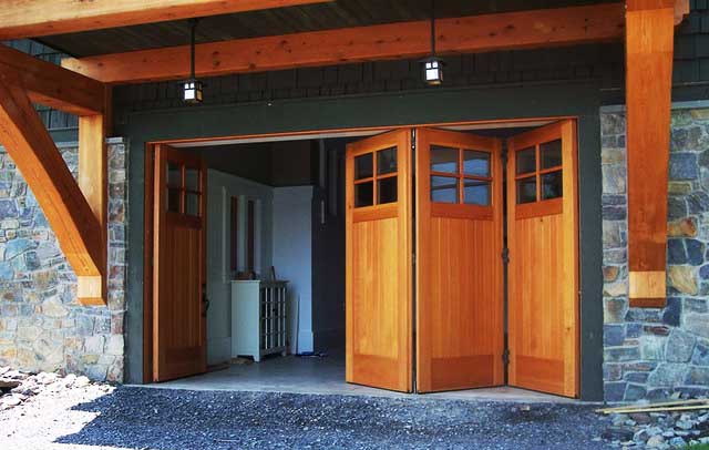Pintu-garasi-pintu-lipat-besi-kayu-2021
