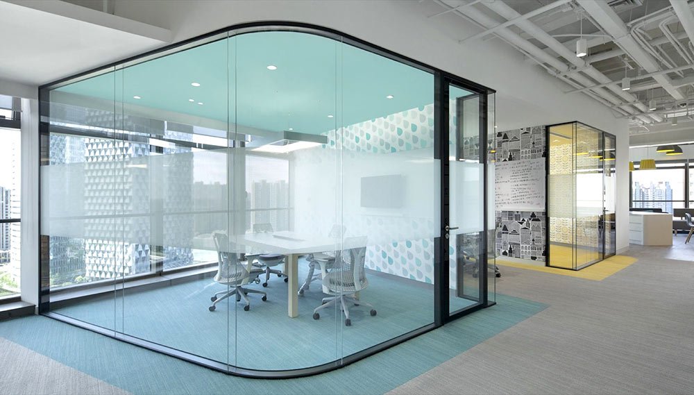 model partisi ruangan kantor dari kaca lengkung