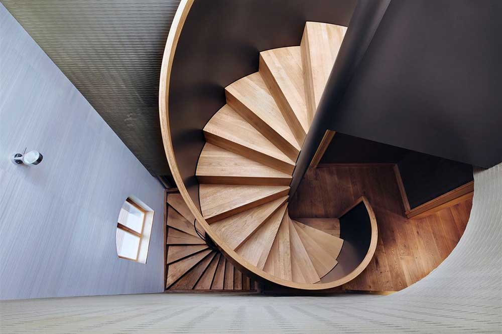 railing tangga kayu spiral modern