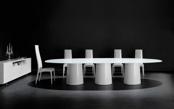 desain meja makan konsep kontemporer warna putih bentuk oval