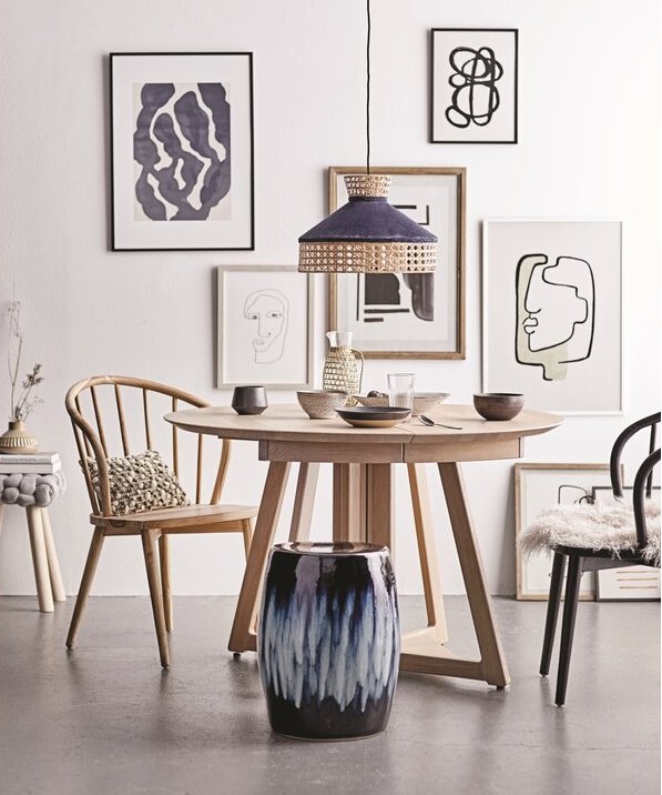 desain meja makan bentuk oval dengan kursi oak