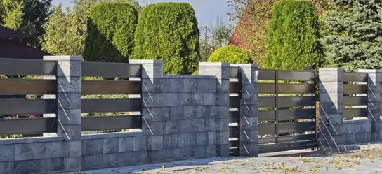 pagar beton kombinasi kayu dan aluminium